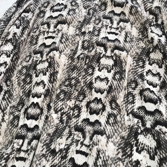 Beautiful H&M DIVIDED BLOUSE - Picture 2 of 4